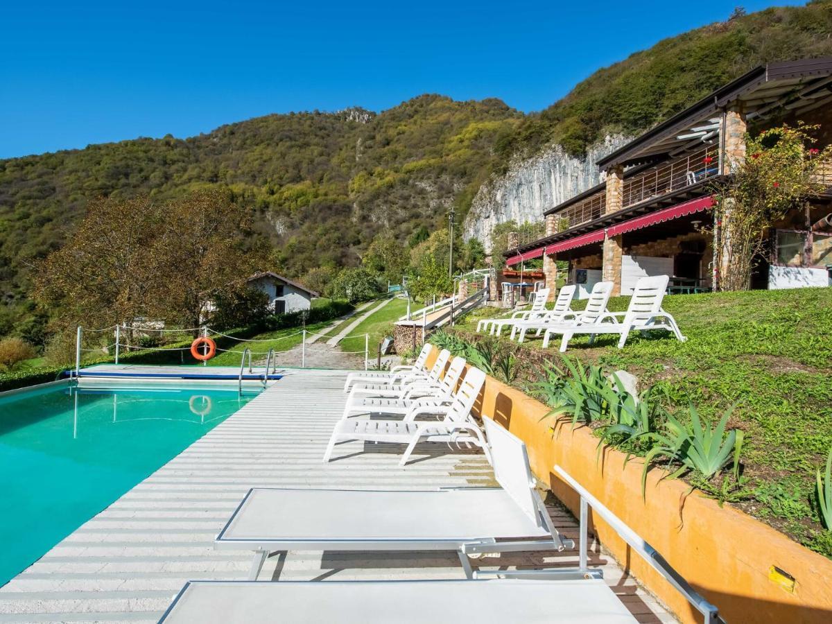 Cozy Chalet At Marone Lake Lombardy With Pool Eksteriør billede