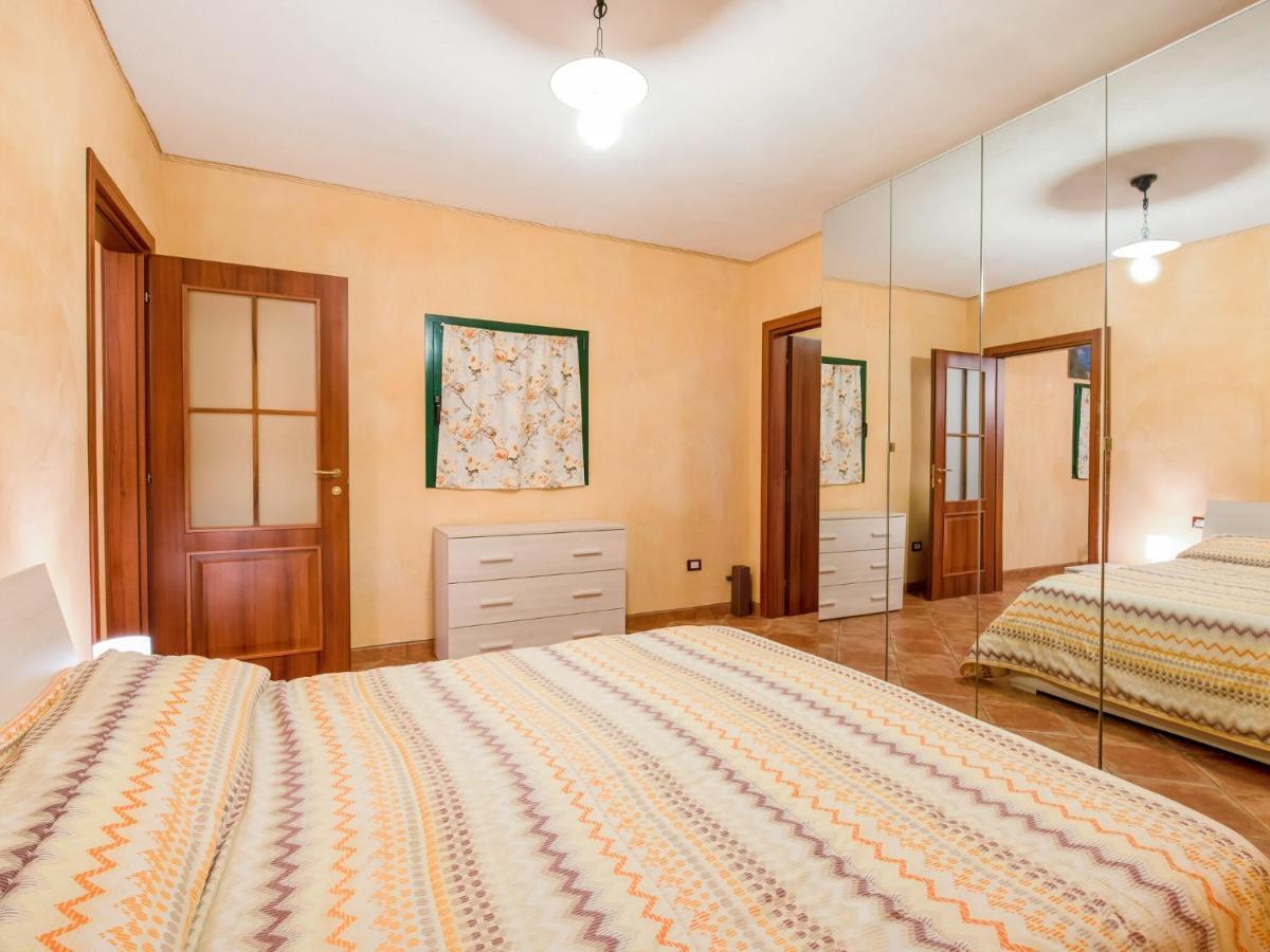 Cozy Chalet At Marone Lake Lombardy With Pool Eksteriør billede