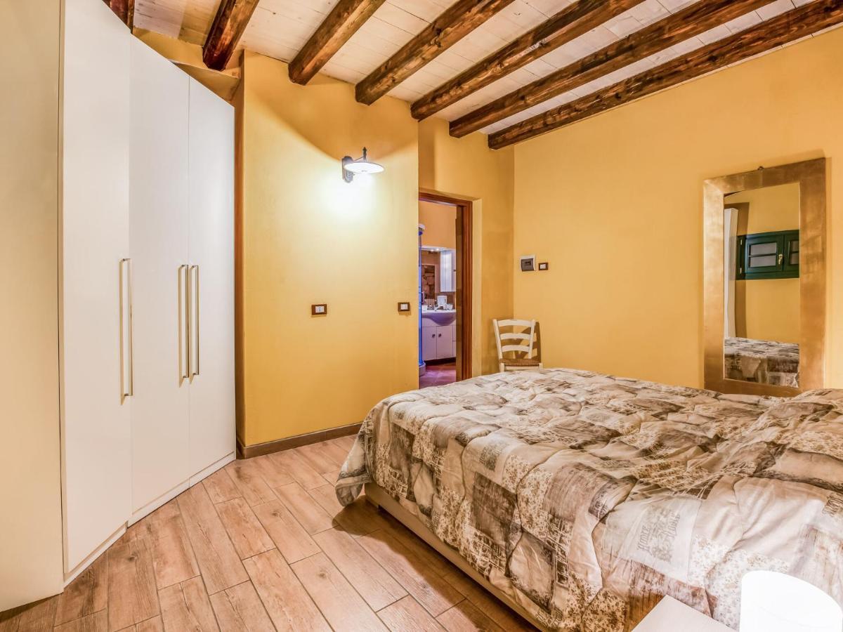 Cozy Chalet At Marone Lake Lombardy With Pool Eksteriør billede