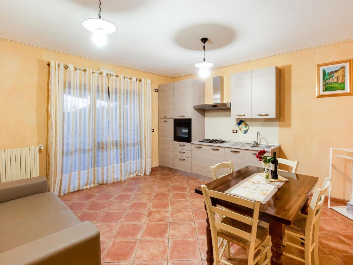 Cozy Chalet At Marone Lake Lombardy With Pool Eksteriør billede
