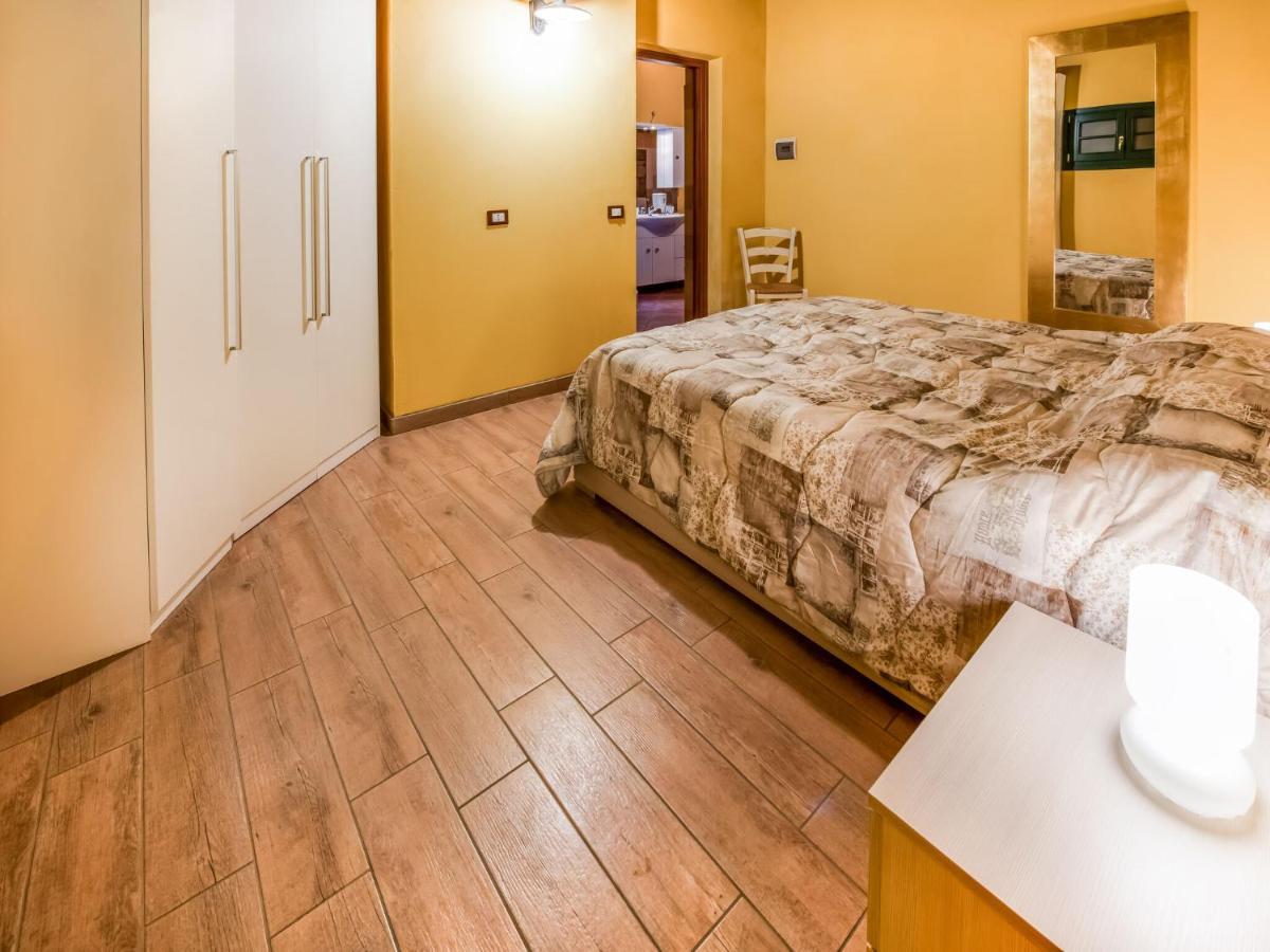 Cozy Chalet At Marone Lake Lombardy With Pool Eksteriør billede