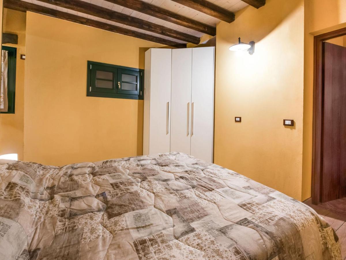 Cozy Chalet At Marone Lake Lombardy With Pool Eksteriør billede