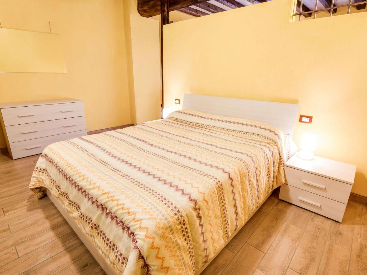 Cozy Chalet At Marone Lake Lombardy With Pool Eksteriør billede