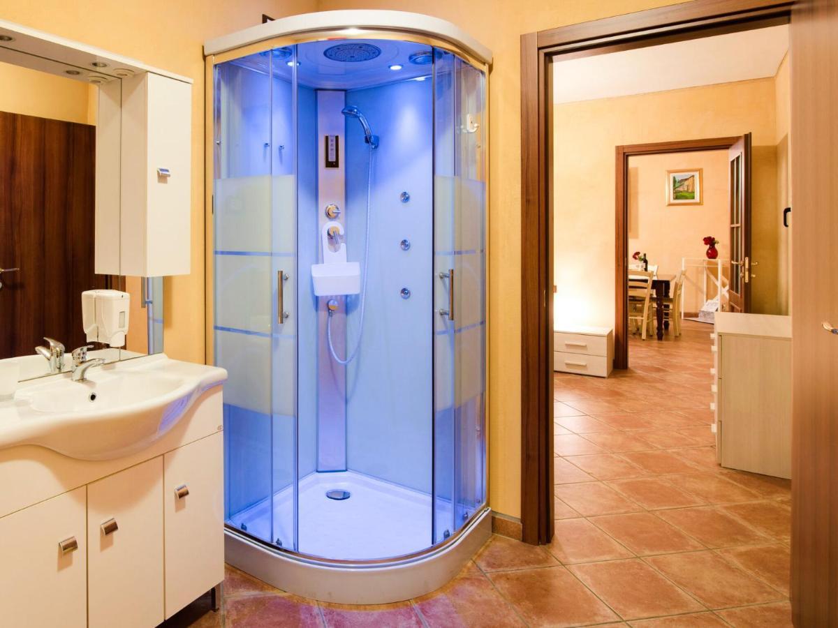 Cozy Chalet At Marone Lake Lombardy With Pool Eksteriør billede