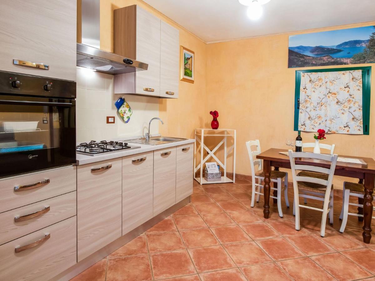 Cozy Chalet At Marone Lake Lombardy With Pool Eksteriør billede