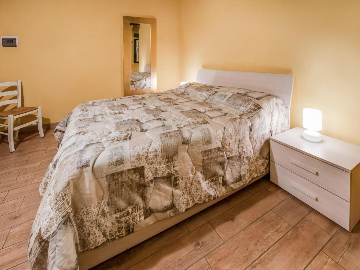 Cozy Chalet At Marone Lake Lombardy With Pool Eksteriør billede