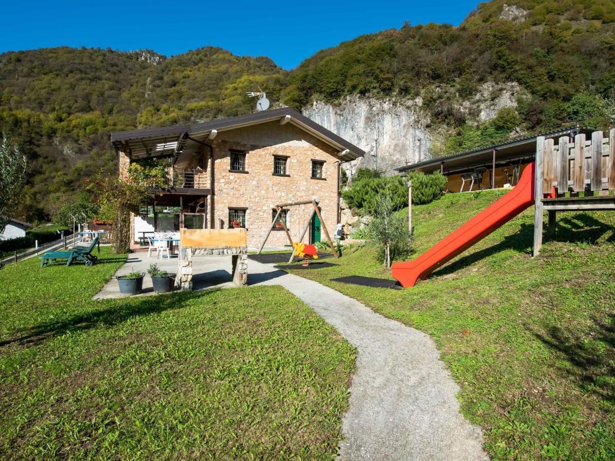 Cozy Chalet At Marone Lake Lombardy With Pool Eksteriør billede